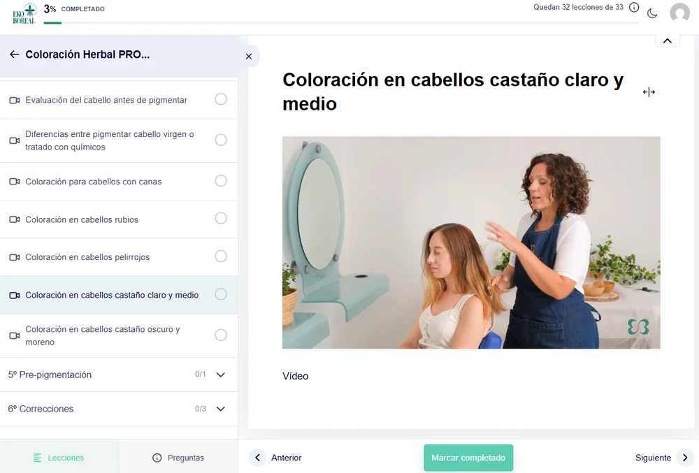 Vista de la plataforma de aprendizaje y de una clase práctica de coloración herbal